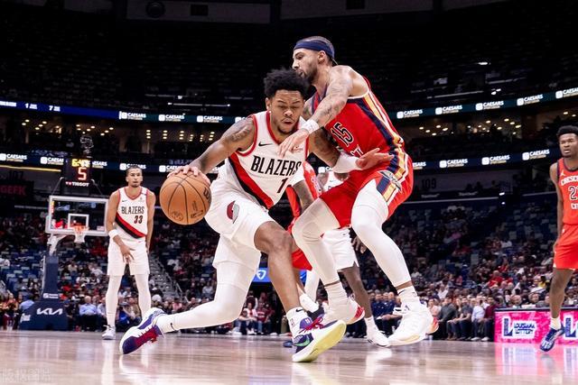 库里33+8文班亚马32+9+5+4 勇士险胜马刺4连胜