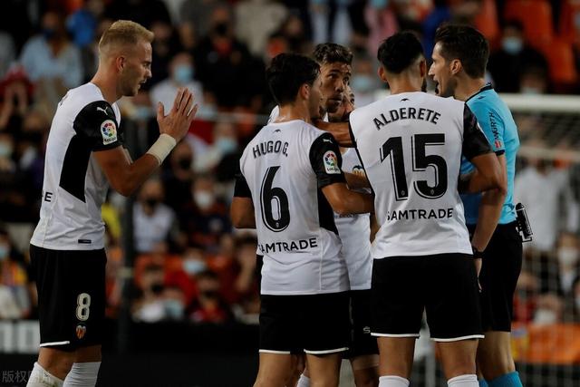 西甲-莱万哑火冈萨雷斯制胜 巴萨0-1莱加内斯